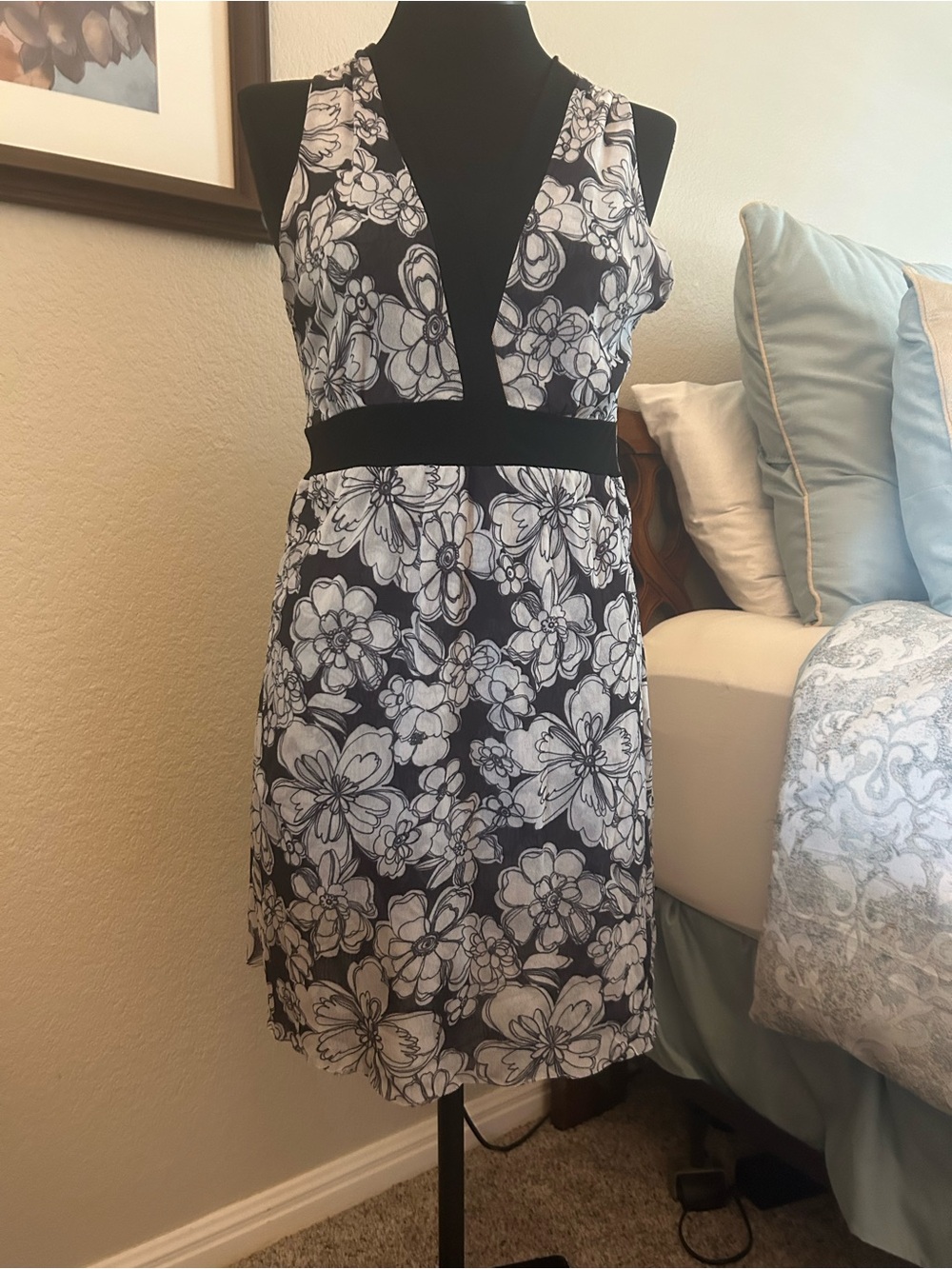 White House, Black Market Floral V-Neck Sleeveless Dress. Size XL NWTGS.